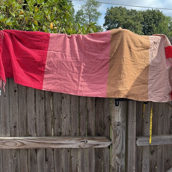 GAP O/S gorgeous soft acrylic scarf. NWT! - Picture 5 of 6